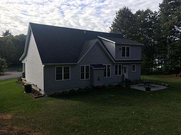 5th image of 7 Corinne Ct