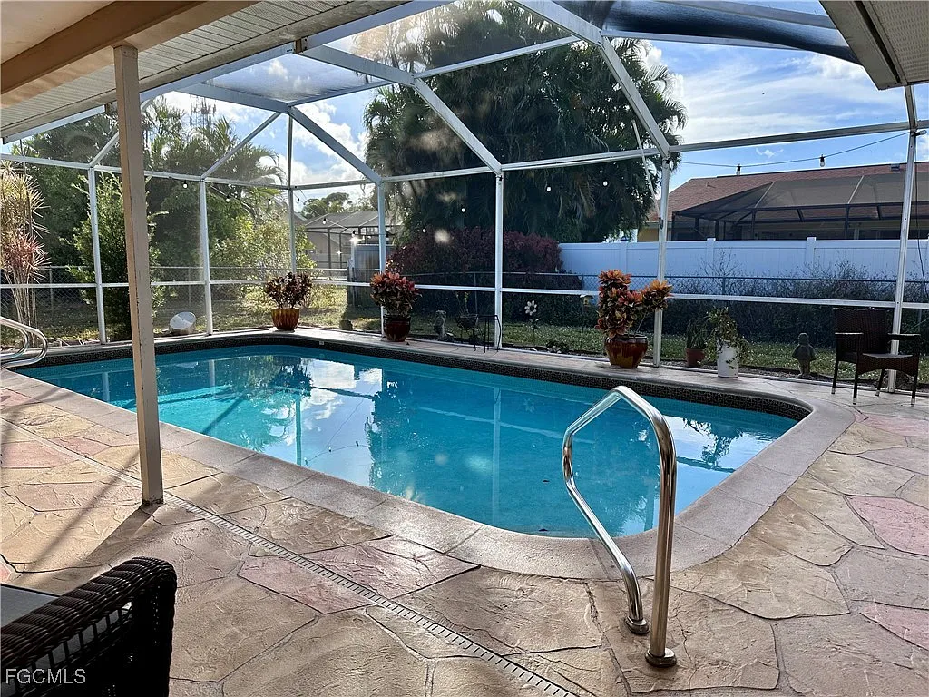 3 bed, 2.0 bath, 2048 sqft, $2,500 — Photo 3