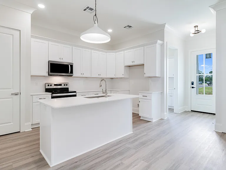 102 Perth Pl — Photo 1