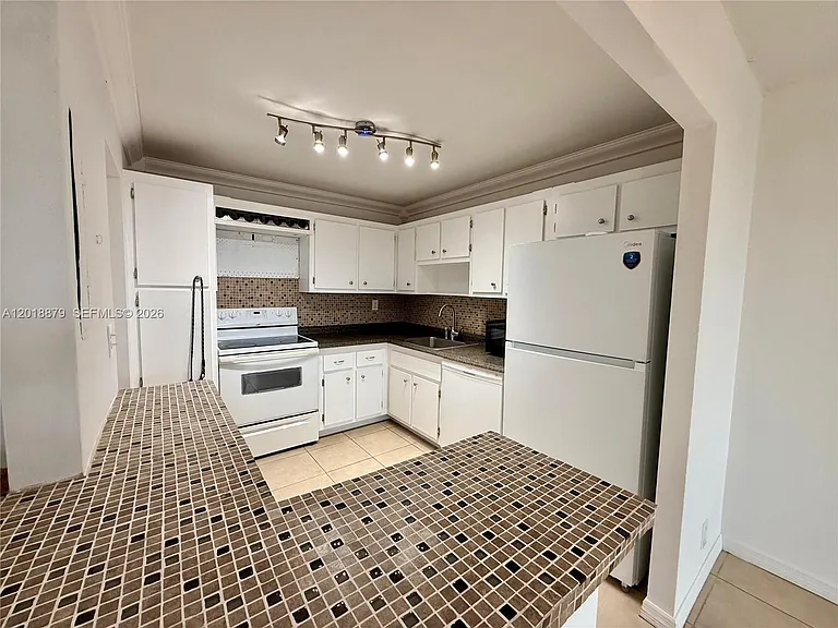 2771 Taft St #411 — Photo 9