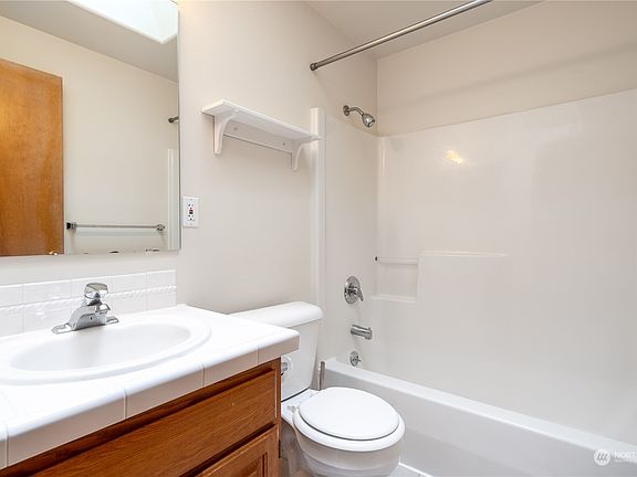 5th image of 8711 Christa Drive NE