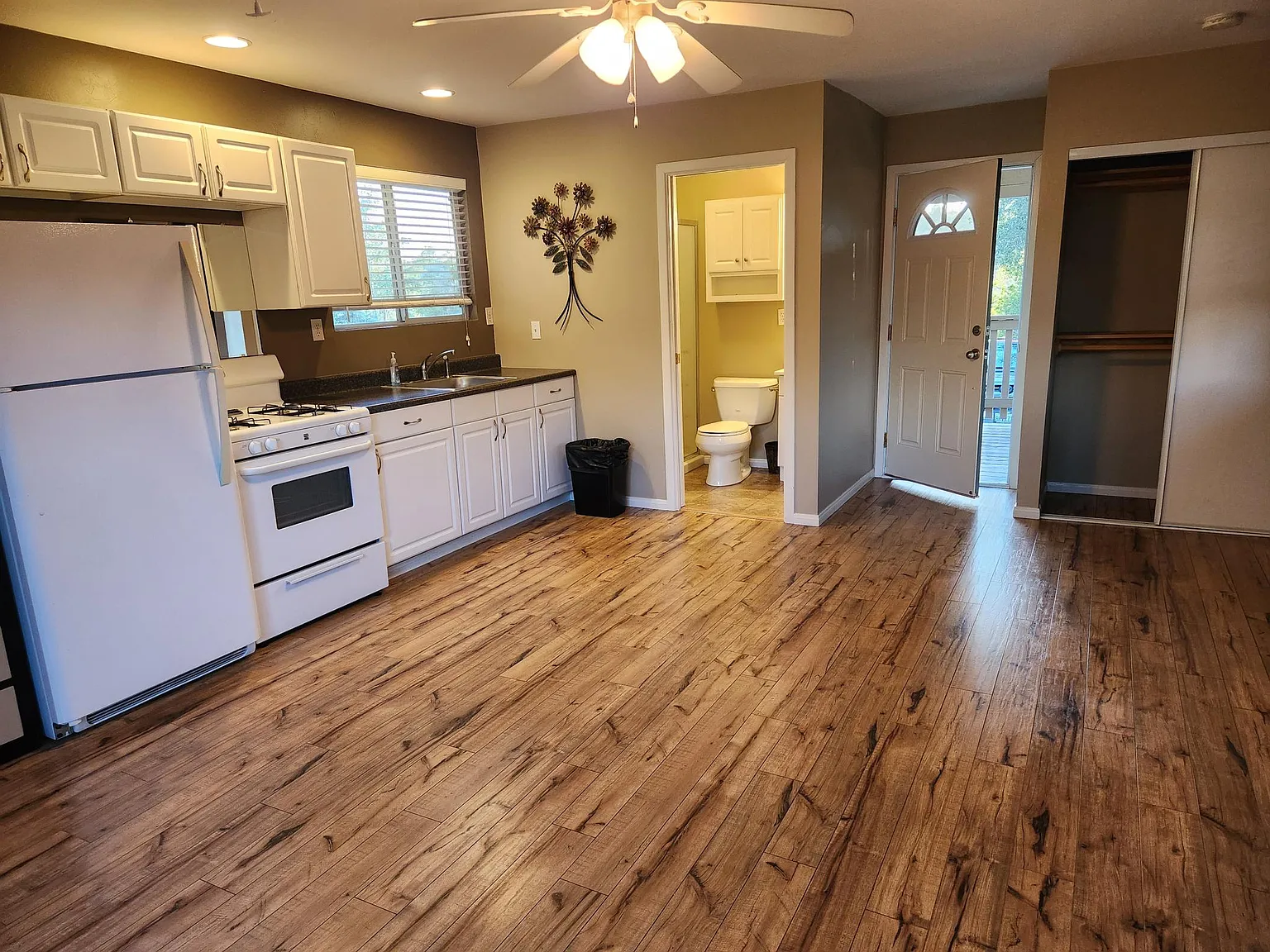 Studio, 400 sqft, $1,650 — Photo 4