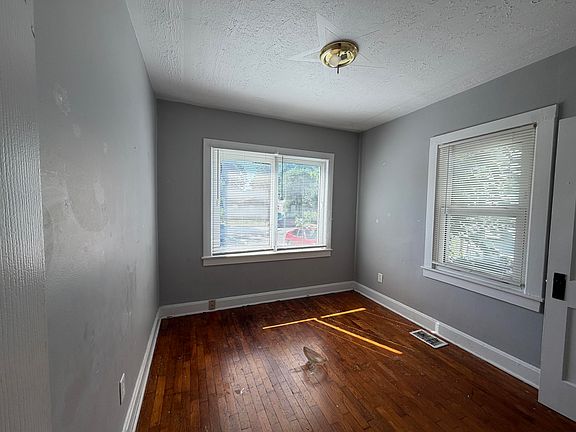 4th image of 135 Clyde St
