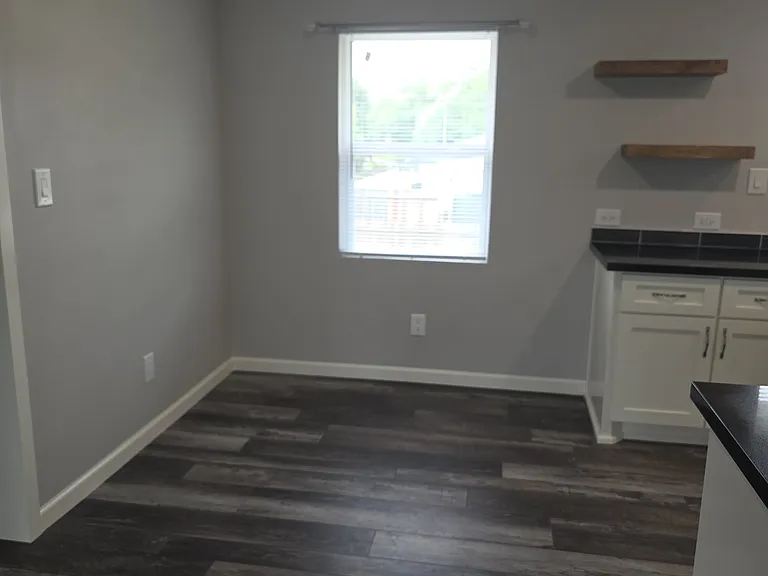7x6 Dinning Area with window