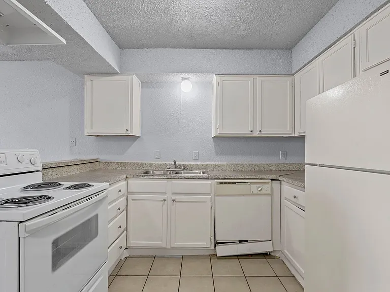 302 N Race St — Photo 8