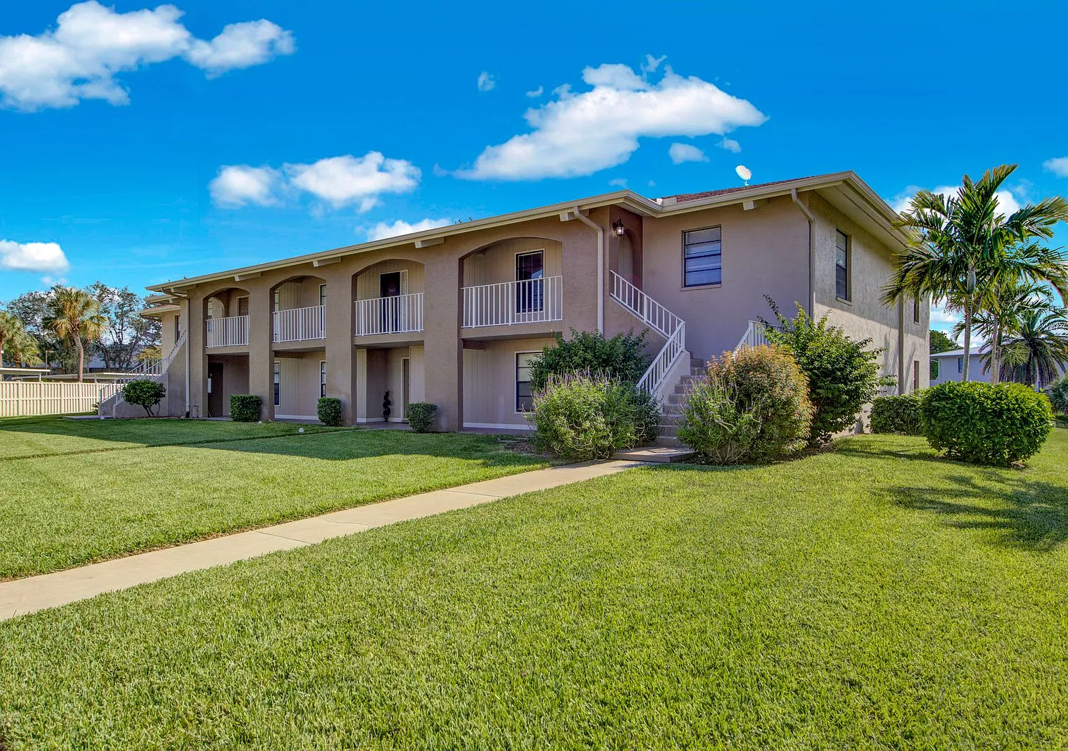 Bright and Spacious 2 Bedroom Condo in Spanish Pines — Photo 2