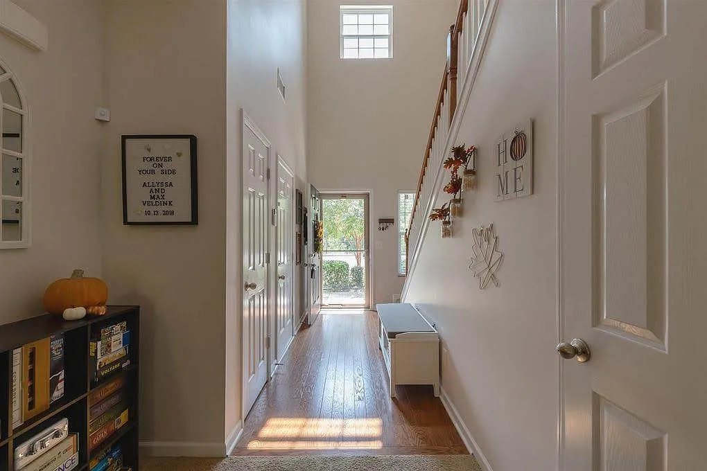 3 bed, 2.5 bath, 1567 sqft, $2,100 — Photo 2