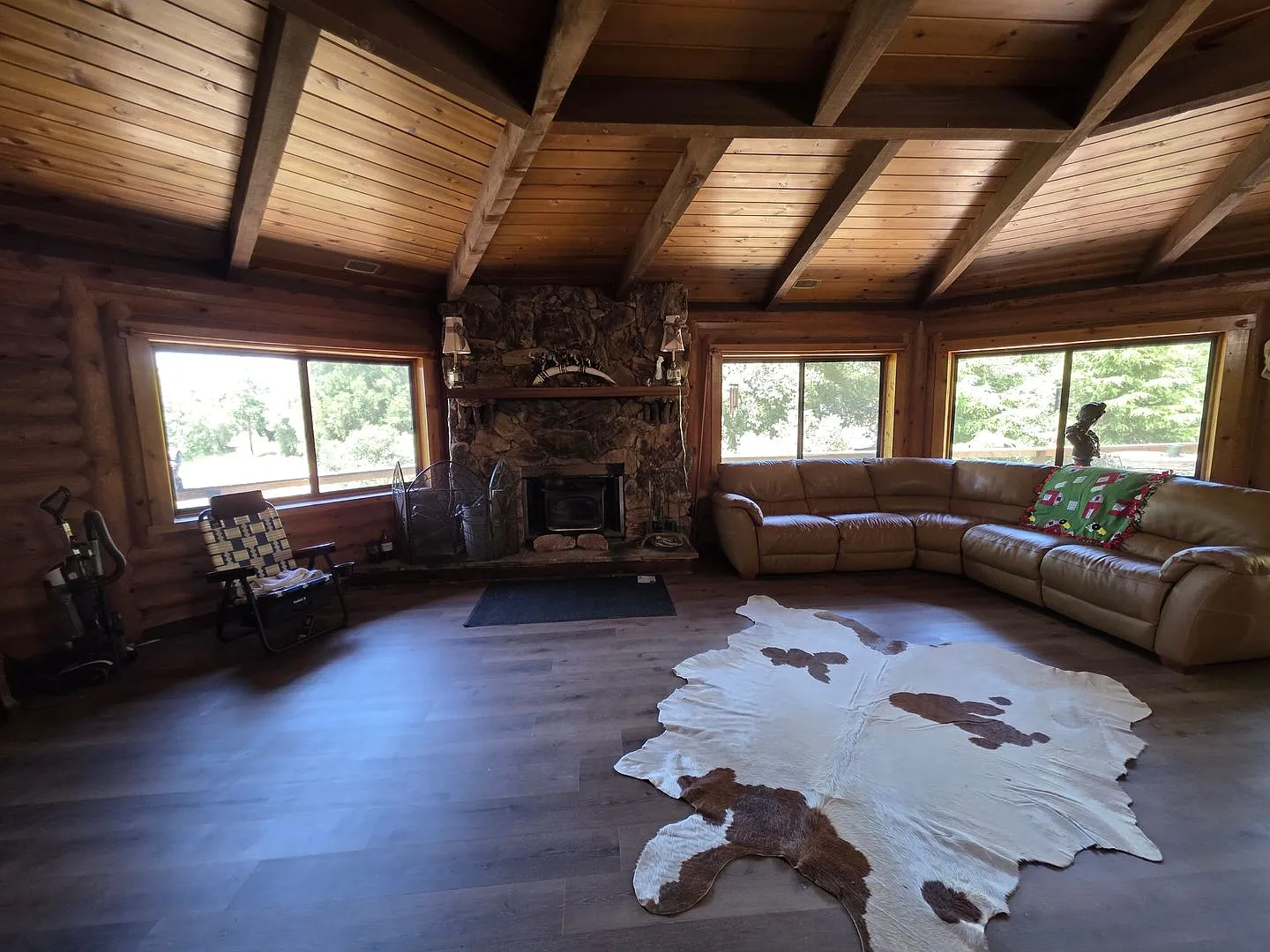 $3,500/month | 2 BD + Bonus Lower Level | 2 BA | 1,327 sq ft | 5.61 Acres | Detached 2-Car Garage — Photo 4