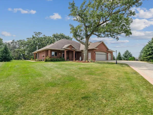911 6th St SW, Dyersville, IA 52040