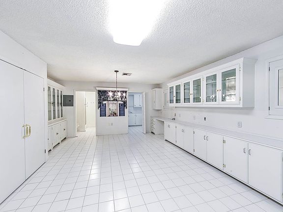 5th image of 9 Mary Hughes Cir