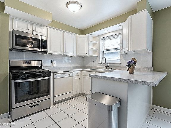 3rd image of 4730 N Hermitage Ave APT 3F