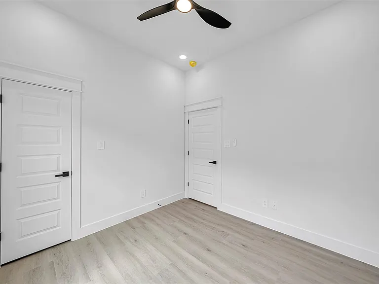 4834 Higgins St #B — Photo 19