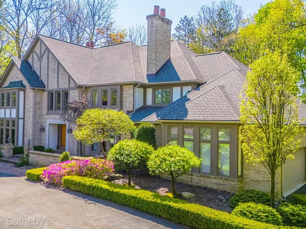 371 Pine Ridge Dr, Bloomfield Hills, MI 48304