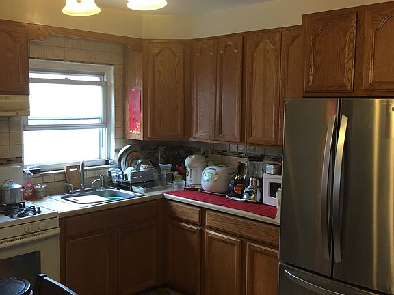 5th image of 2561 Laconia Ave