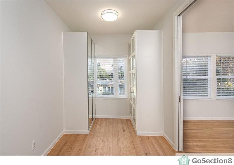 2nd image of 454 38th St #36