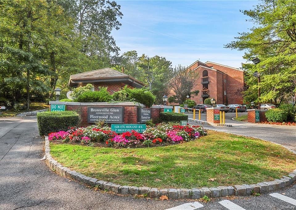1st image of 24 Bronxville Glen Dr