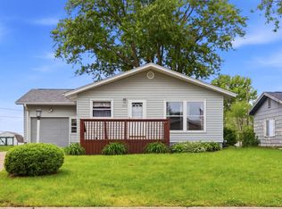 1102 Westwood Ln, Muscatine, IA 52761
