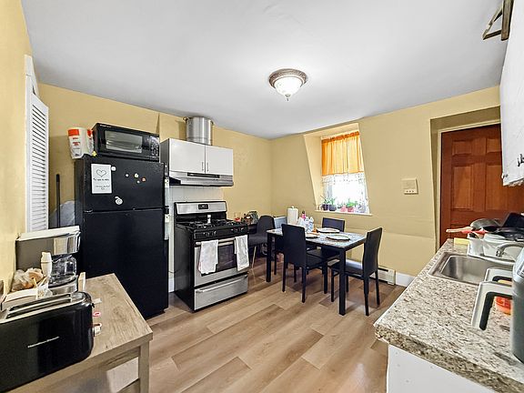 2nd image of 128 Lexington St APT 3