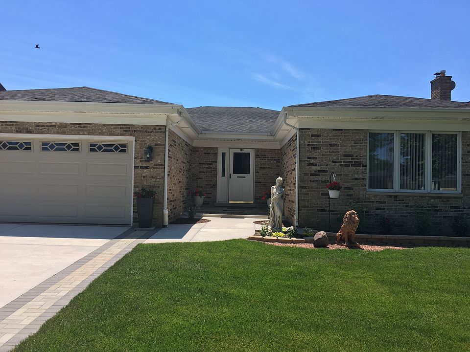 1st image of 725 Yorkshire Ln