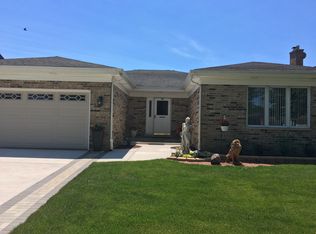 725 Yorkshire Ln, Des Plaines, IL 60016