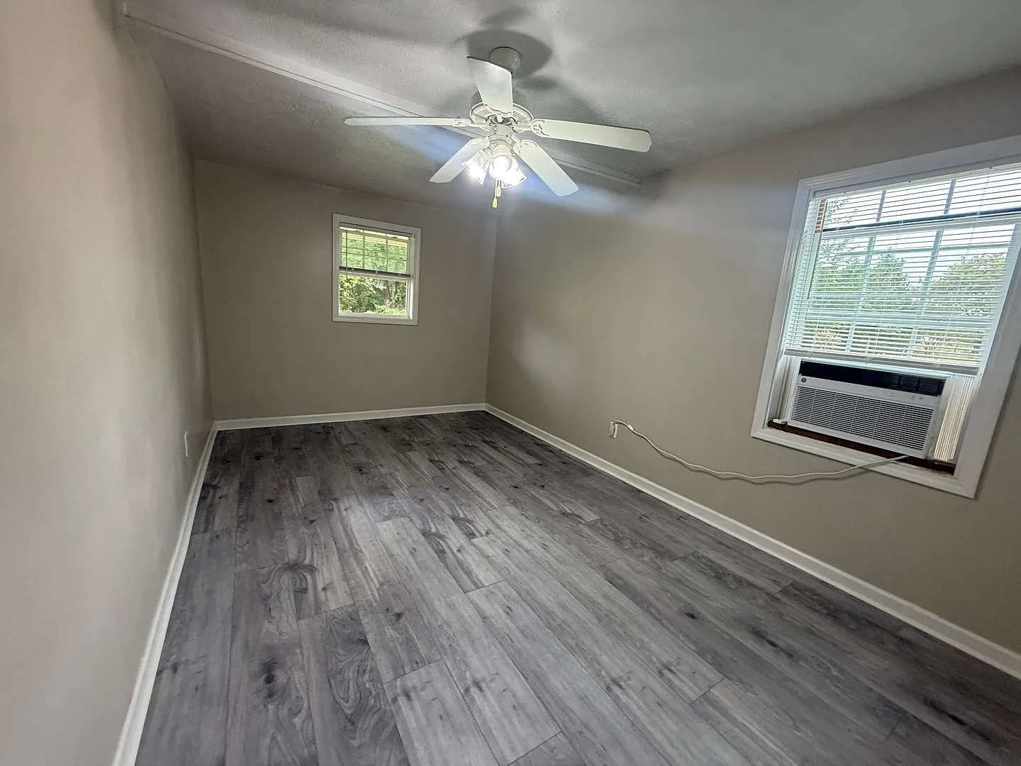 1 Bedroom, 1 Bathroom House with Bonus Room! — Photo 3