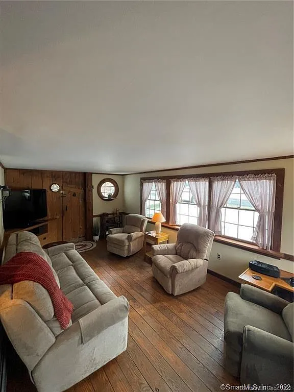 4 bed, 1.5 bath, 1661 sqft, $3,700 — Photo 4