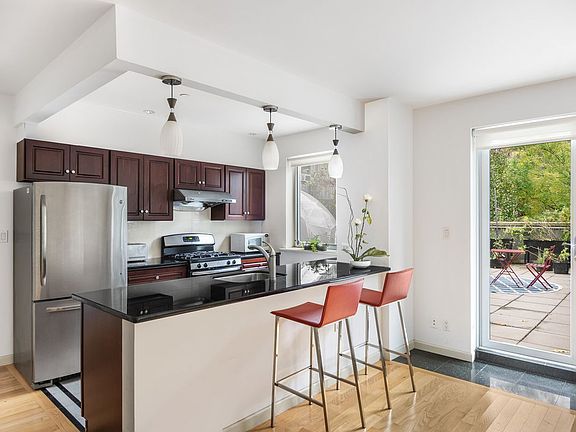 4th image of 1635 Lexington Ave APT 2B
