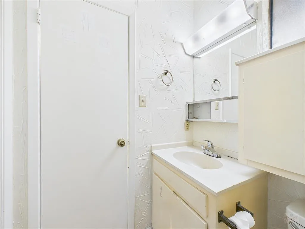 1 bed, 1.0 bath, 405 sqft, $1,000 — Photo 3