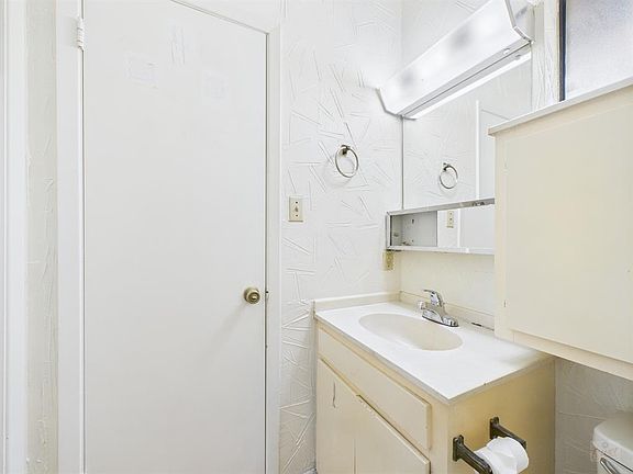 3rd image of 2604 Salado St APT 204