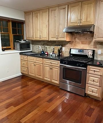4th image of 1172 Plymouth Ave