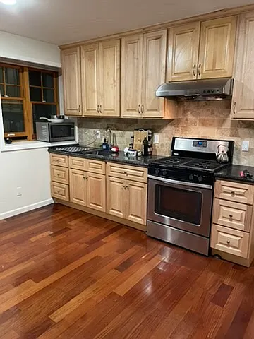 1172 Plymouth Ave — Photo 4