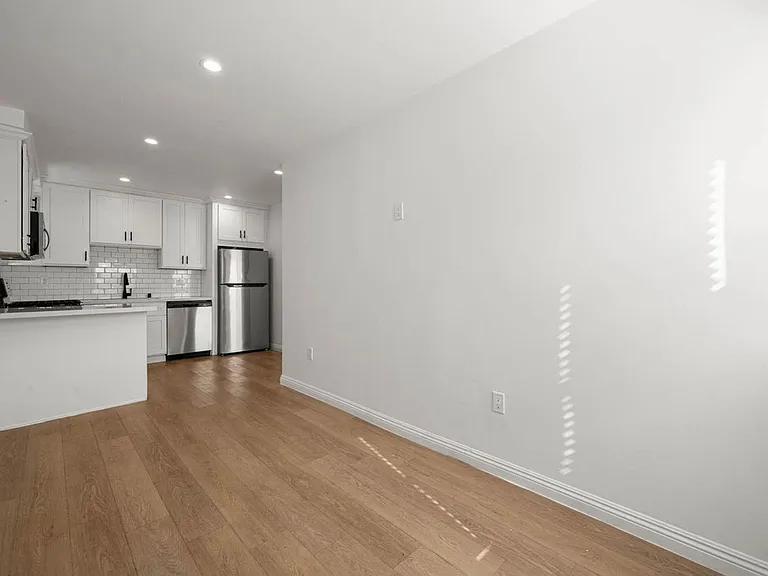 634 W 92nd St #20A — Photo 6