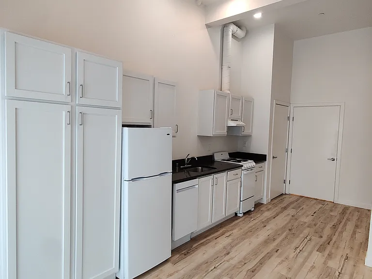 Russo Apartments — Photo 33