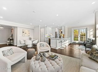 4 Putnam Hl APT 3G, Greenwich, CT 06830