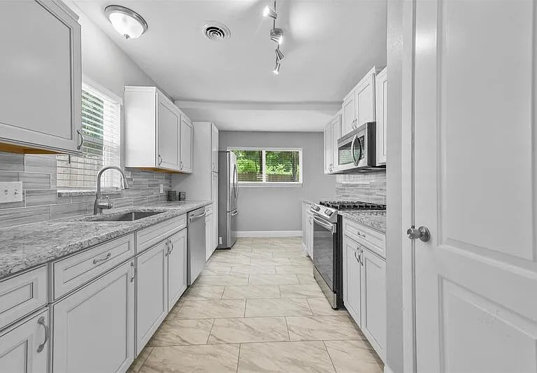 6209 Calmont Ave — Photo 7