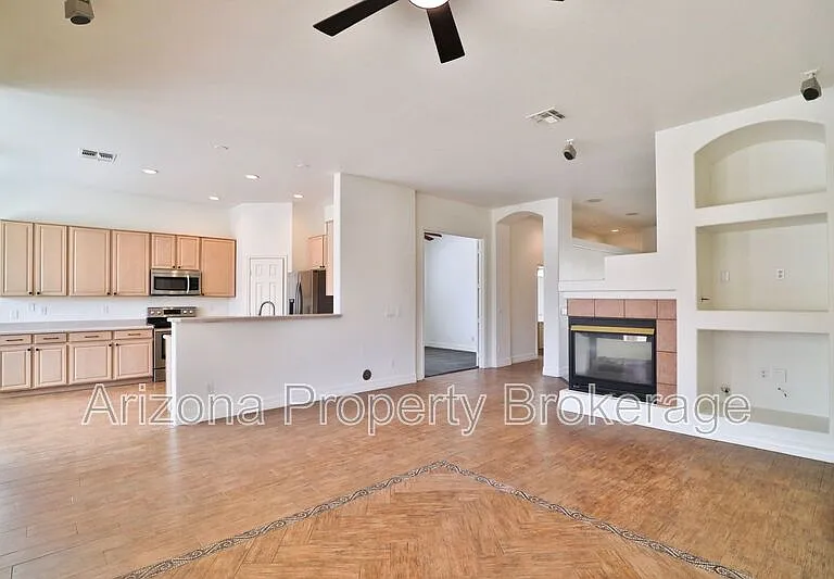 715 E Orchid Ln — Photo 3