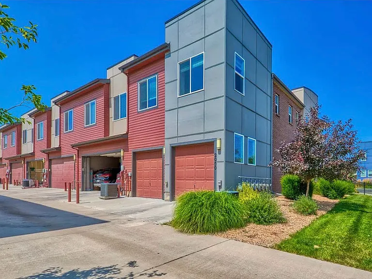 2050 W 67th Pl — Photo 3