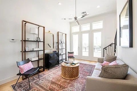 3rd image of 7 N Saint Charles St #F
