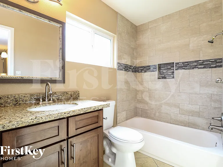 1810 W 5th St — Photo 10
