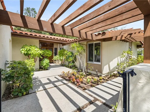 4011 Ellenita Ave, Tarzana, CA 91356