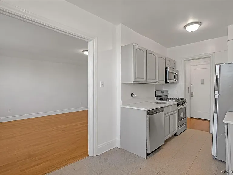 254 Martine Ave #3C — Photo 2