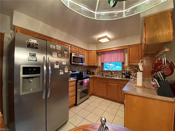 3rd image of 804 Earl Of Chesterfield Ln