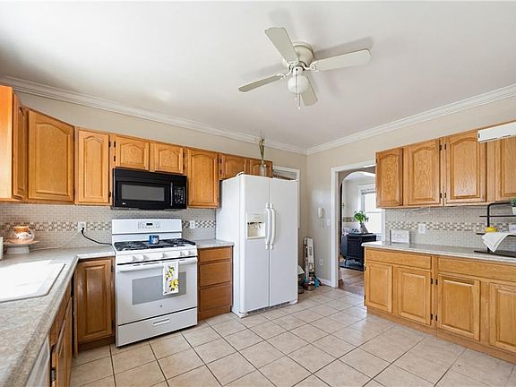 3rd image of 525 Willett Ave