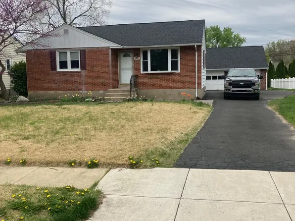 3890 Round Meadow Ln, Hatboro, PA 19040