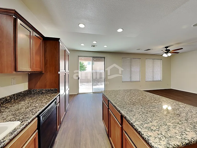 1006 Lone Pine River Ave — Photo 4