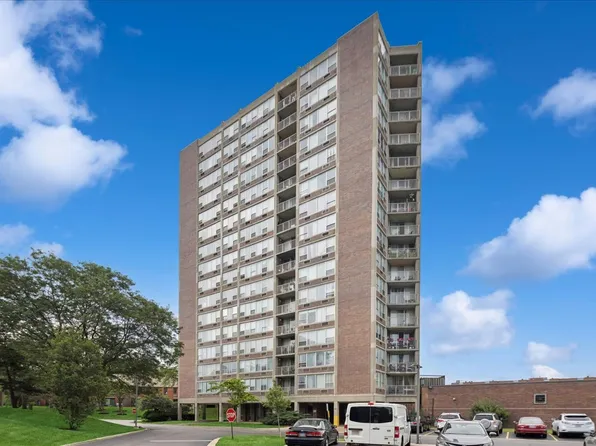 3925 Triumvera Dr #15G, Glenview, IL 60025