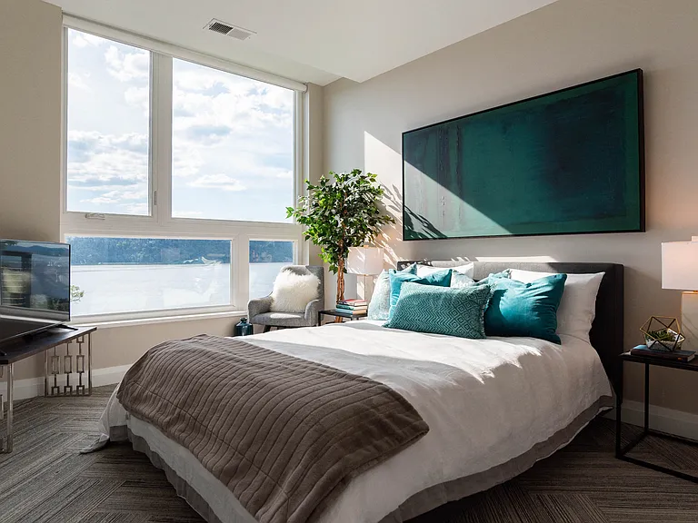 Stratus Bedroom with river view