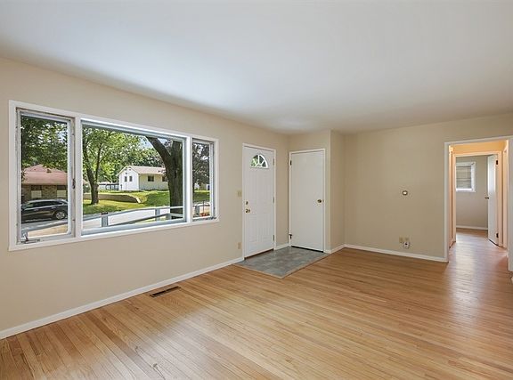 2nd image of 154 Sweetbriar Ct