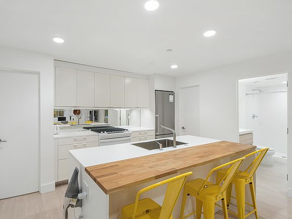 4th image of 15 E Franklin St Floor 1