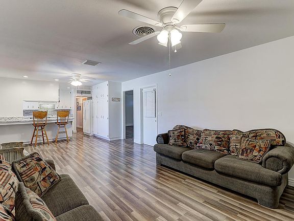 4th image of 2914 W Larkspur Dr